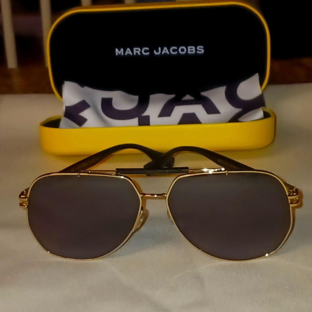 Marc Jacobs Unisex Aviator Sunglasses with Gold Hardware. Full inclusion.